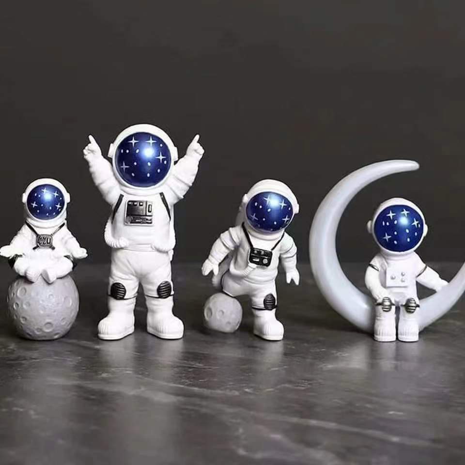 4pc Astronaut Figure statue/Spaceman