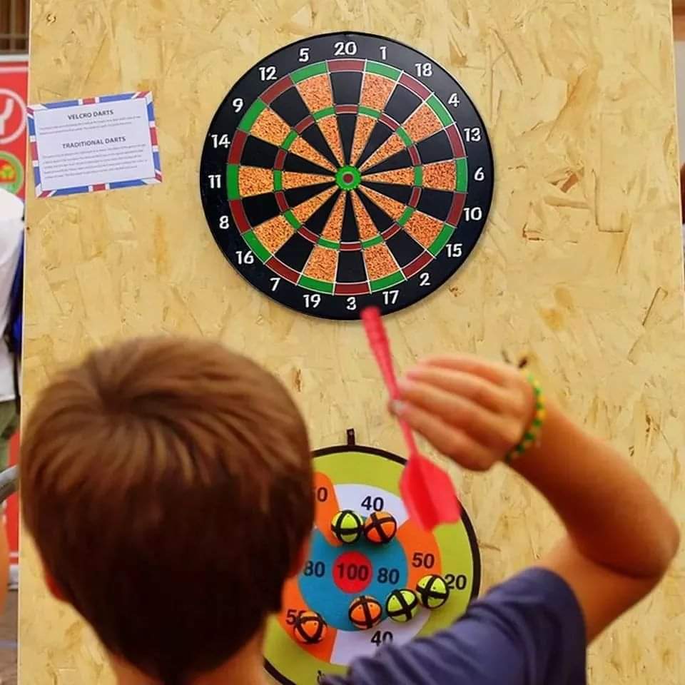 Magnetic dart board set