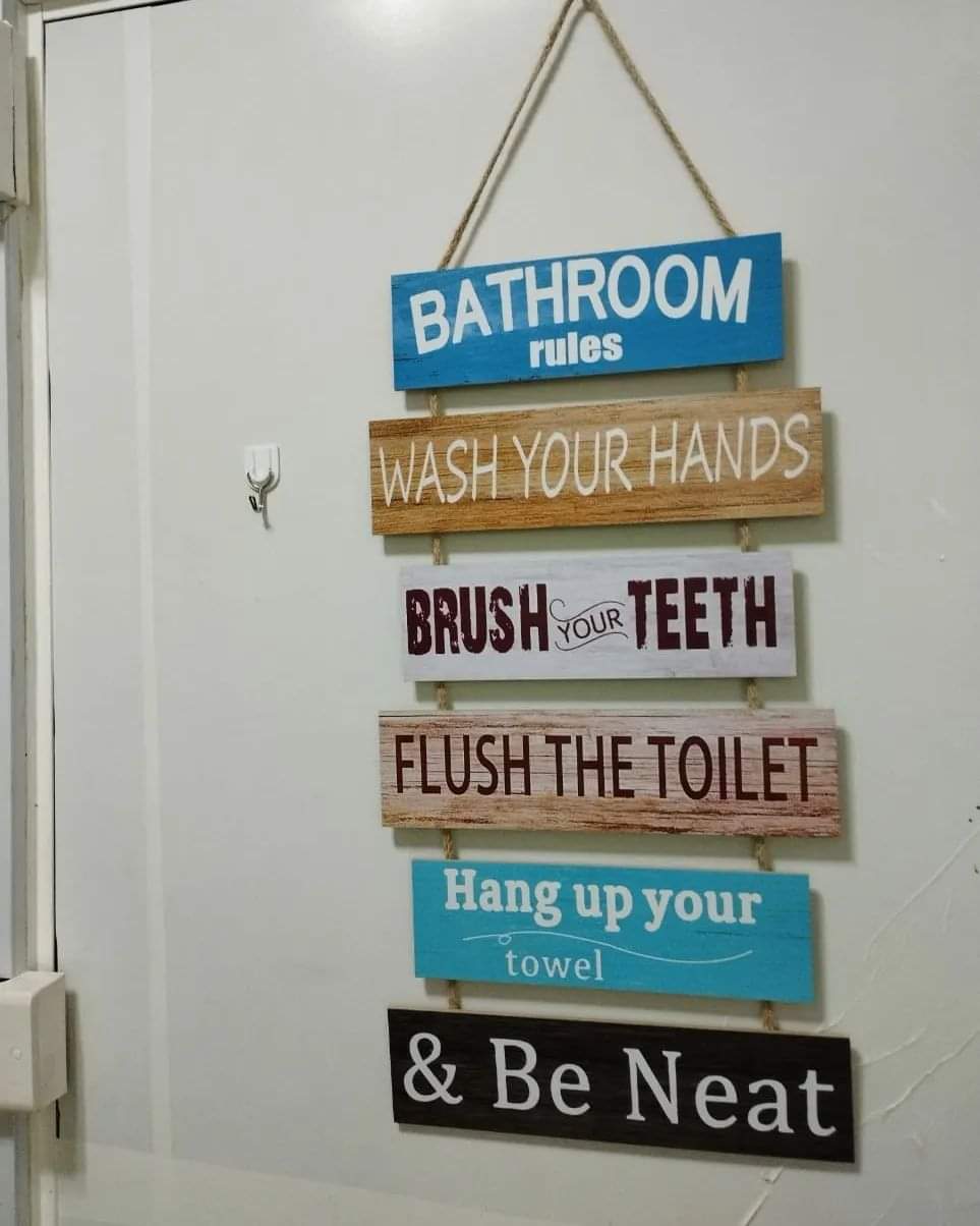 Assorted wooden home and bathroom decor plaques