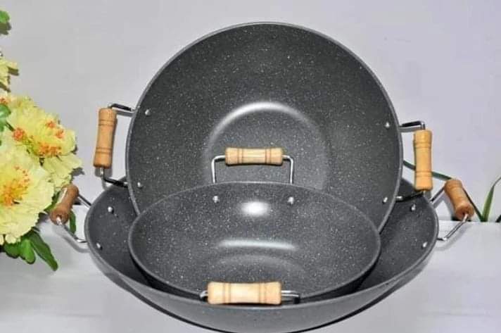 Deep pan with 2wooden handles